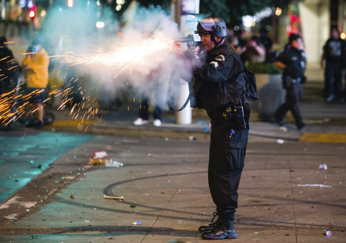 大批民眾和球迷湧到洛杉磯市中心街上慶祝，觸發騷亂。AP