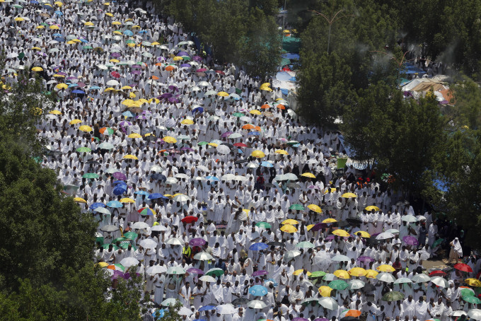 去年成千上万的穆斯林朝圣者在麦加圣城祈祷。 AP资料图片
