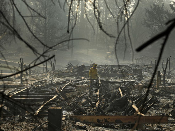加州山火造成87死249失蹤。AP
