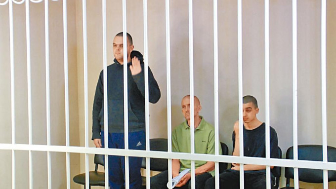 左起：英国人阿斯林、平纳及摩洛哥人萨阿敦受审。