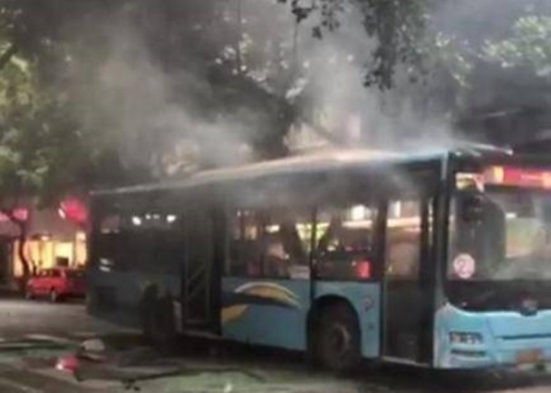 爆炸發生後，巴士不斷冒煙。（網圖）