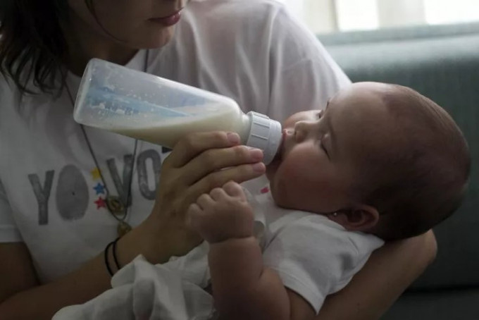 一名婴孩在喝母乳。路透社[示意图]