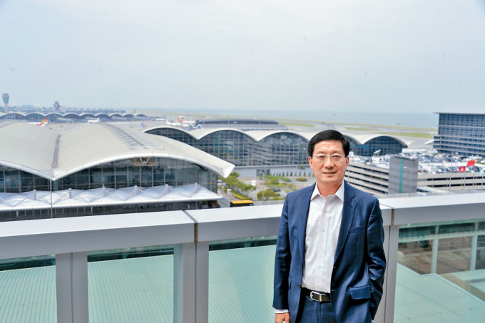 林天福自2014年起担任机管局行政总裁，熟悉机管局及机场事务。