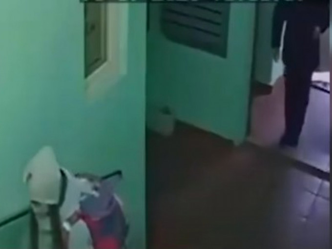 俄罗斯女童机智摆脱可疑男跟踪，成防身术专家教学影片。