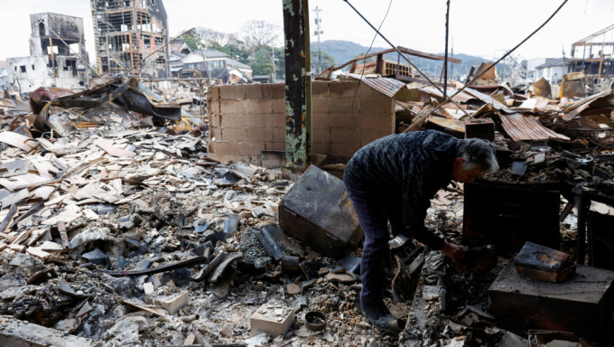 日本地震增至81人死亡仍有51人失踪 1人疑被海啸冲走。 路透社