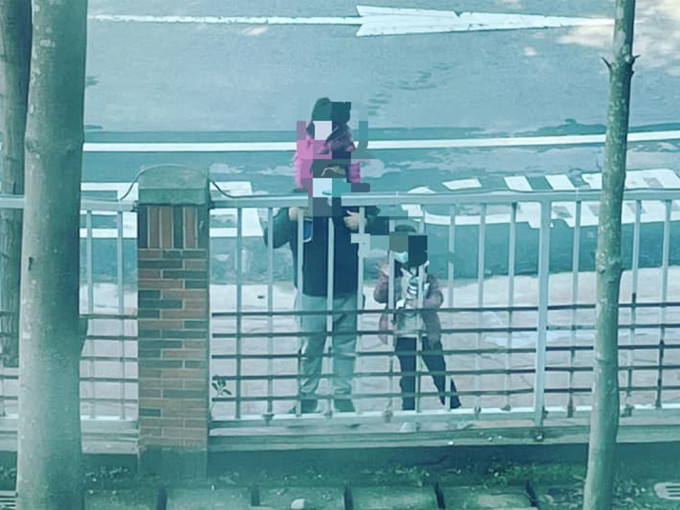 台湾护士妈妈突被通知需隔离，与家人隔窗对望。（网图）