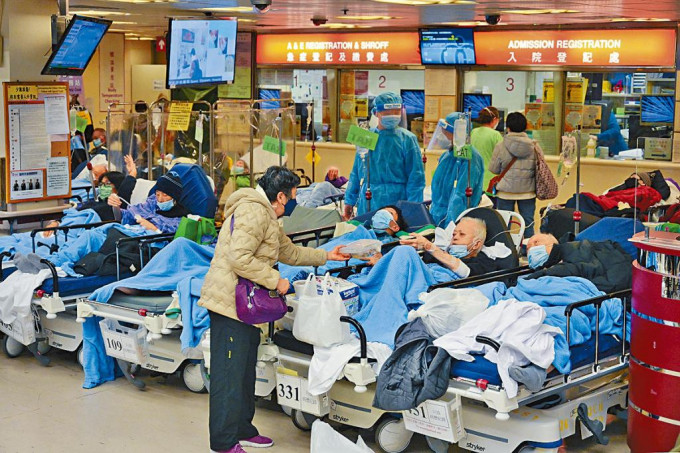 伊利沙伯醫院急症室逼滿臥牀病人候診。