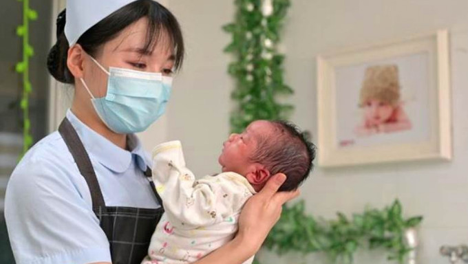 国家衞健委表示，婴幼儿无人照料是阻碍生育首要因素。