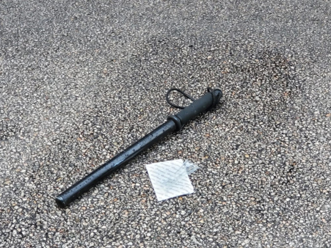 怀疑有警员在伟业街近海滨汇马路，遗下一支警棍。