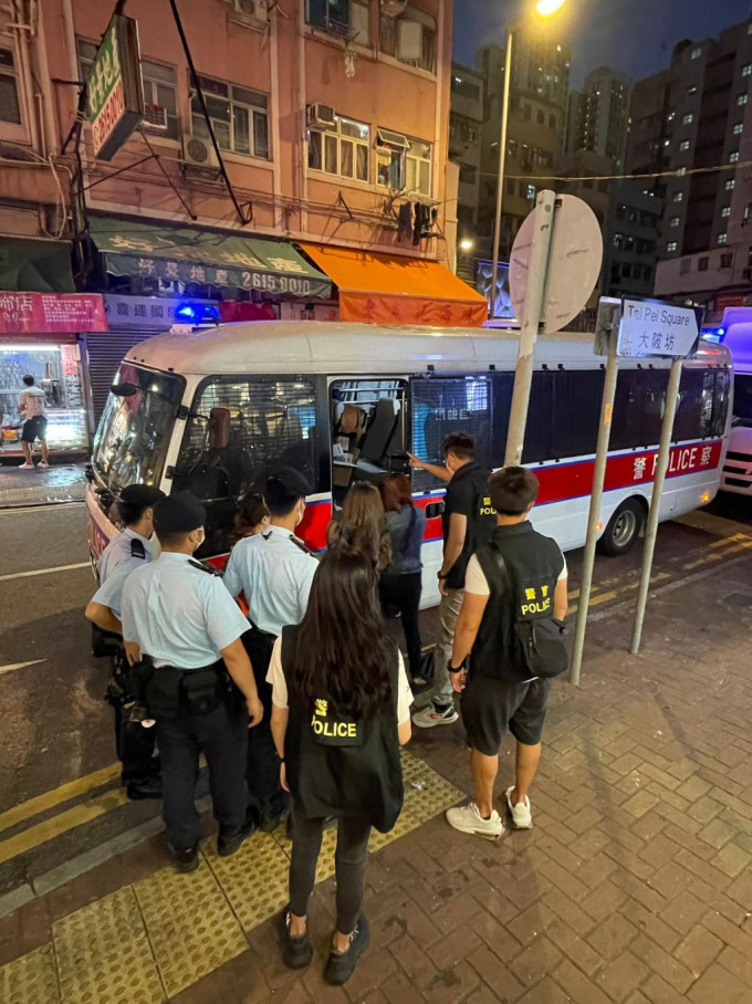 警方在荃湾打击「骨场」黑工，4名内地及非华裔女子被捕。 警方提供