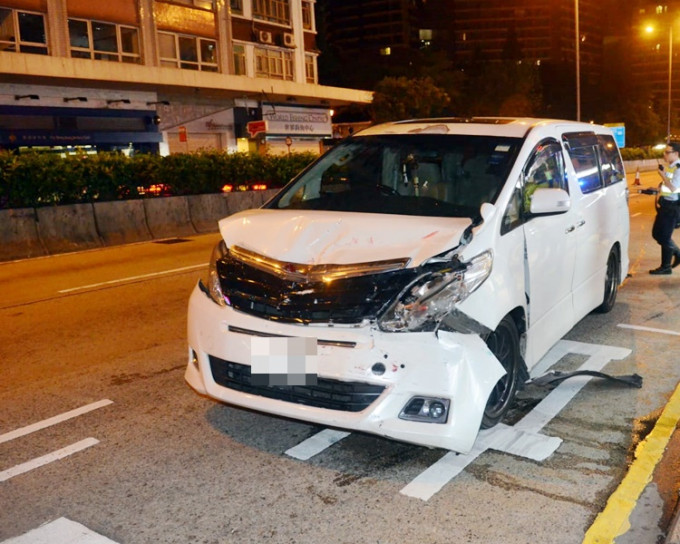 涉案七人車車頭損毀。