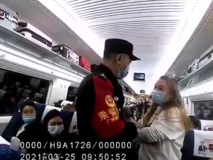 女子高铁吸烟被抓，自行倒地喊警察打人，乘客齐为警察作证。