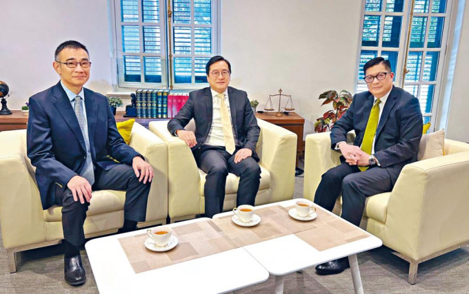 左起：蘇紹聰律師、陳澤銘律師主持的《國安法事件簿》，本集嘉賓為保安局局長鄧炳強。