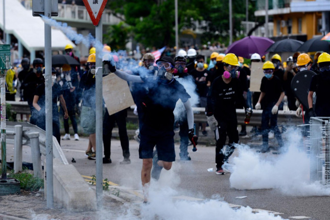 警方多次釋放催淚彈驅散示威者。資料圖片