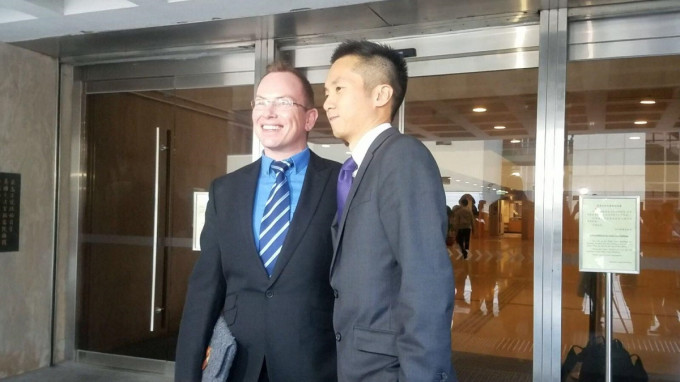 高级入境事务主任梁镇罡(右)与其外籍伴侣。资料图片
