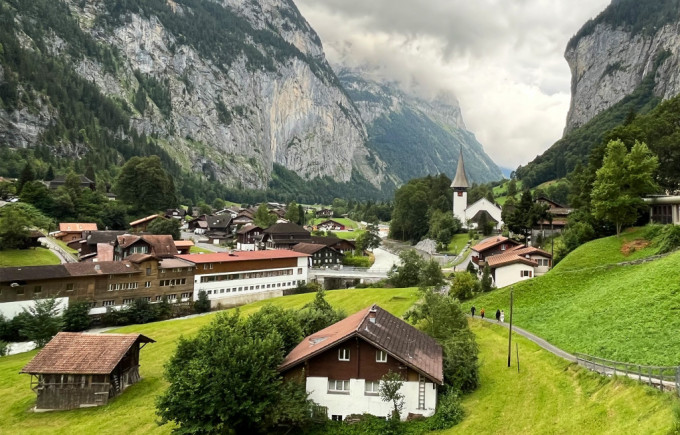 瑞士著名瀑布村因太多游客涌入，当地拟收取入场费。