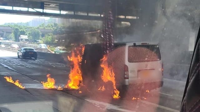 一輛客貨車着火。圖：馬路的事 (即時交通資訊台)