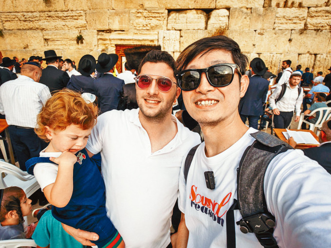网红「Ming仔」（右）往耶路撒冷旅行，昨日在当地听到爆炸声。