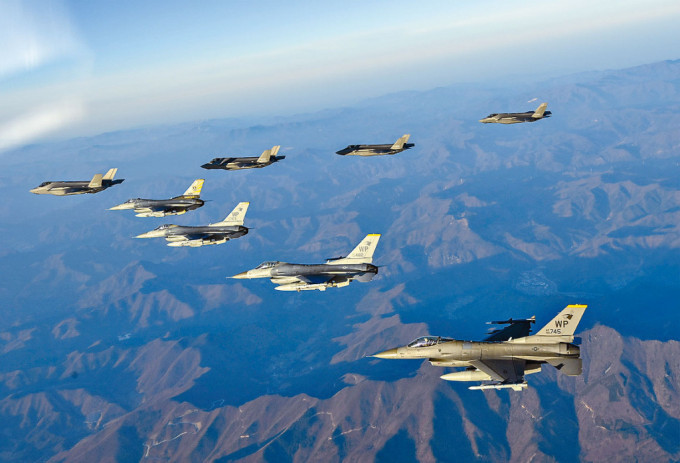 南韓空軍四架F-35戰機（左上）和四架美軍F-16戰機，昨日參加聯合軍演。