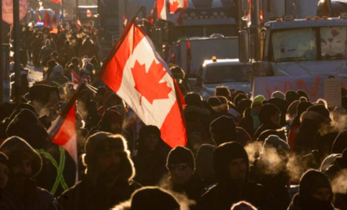 大批卡車湧現加拿大多地，抗議政府推出的強制疫苗令。