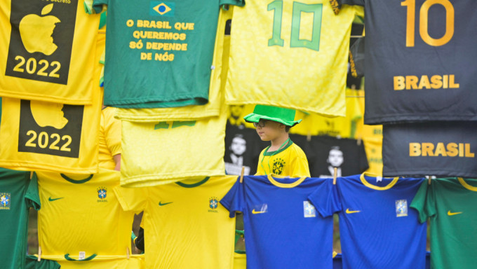 巴西传统黄绿波衫成为政见标志。Reuters