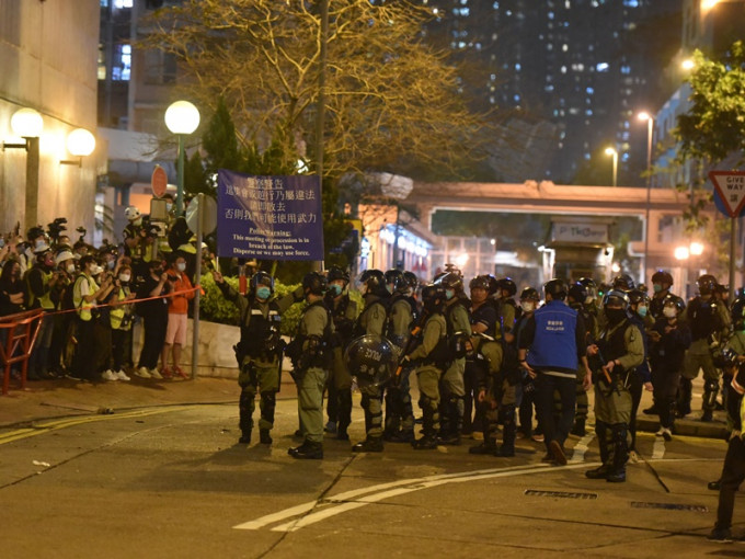 當晚尚德邨停車場有大批人士聚集防暴警在場戒備。