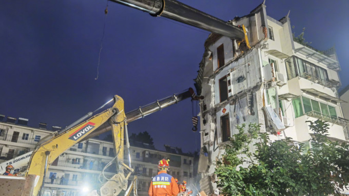 安徽省铜陵市塌楼事故做成最少4人身亡。(央视)