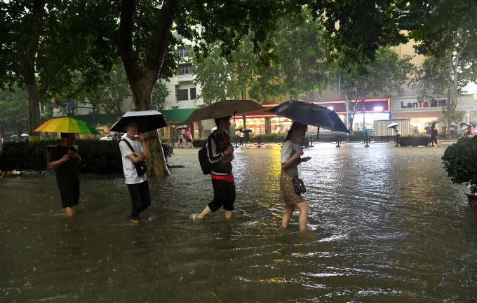 郑州遭遇历史极值暴雨。新华社图片