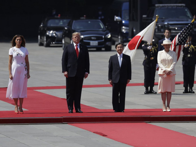 特朗普出席日本皇宮為他舉行的歡迎儀式。AP