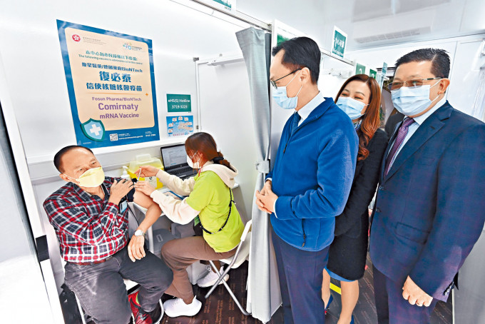 ■疫苗流動接種站到訪大圍新翠邨為長者打針，公務員事務局局長聶德權到場視察。