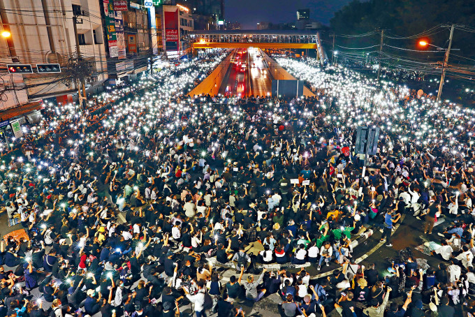 反政府示威者周一在曼谷亮起手機燈，製造燈海。