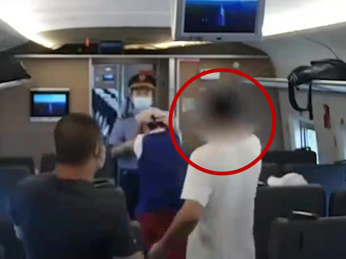一名张姓男子坐高铁时情绪失控并拒戴口罩，又见人就打，3分钟殴打了13人。