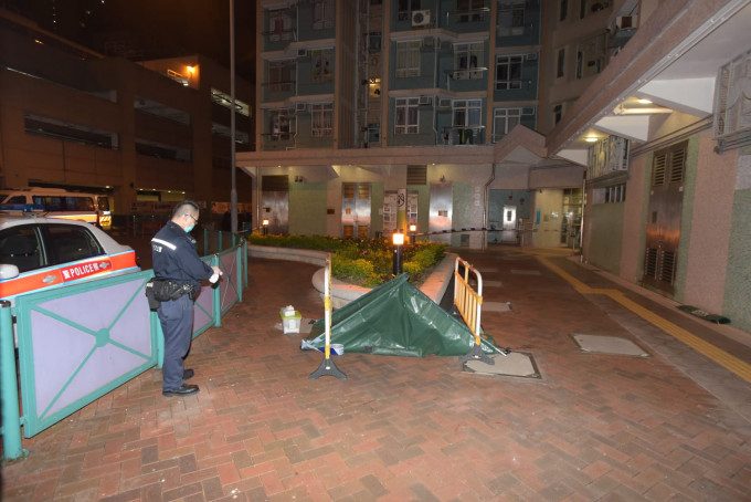 警员事后以帐篷遮盖死者遗体。