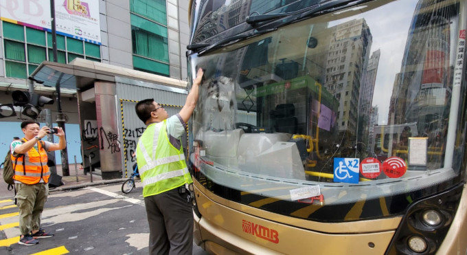 九巴工程人員為巴士更換車軚及清理油漬。