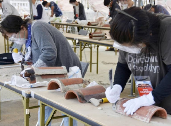 志願者踴躍參加琉球王國首里古城的重建工作。網圖