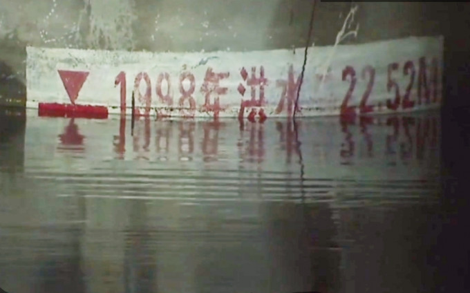 鄱阳湖凌晨零时水位越过「1998年洪水位22.52米」的红色标记。