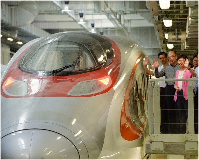 特首林鄭月娥早前參觀高鐵最新列車。