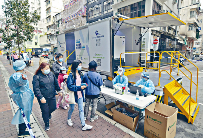 广东道流动采样车为「指定区域」人士免费验毒。