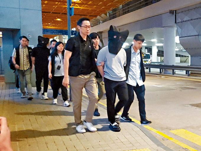 兩名於澳門落網的港人昨日被遞解出境，乘船返抵香港後被警方拘捕。