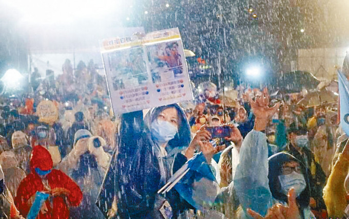 国民党台北市长候选人蒋万安选前之夜，民众冒雨支持。