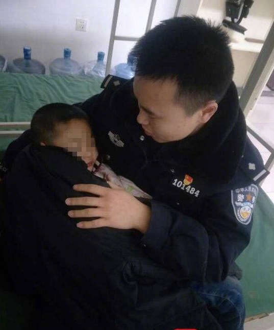 民警將浩浩接回派出所照顧。網上圖片