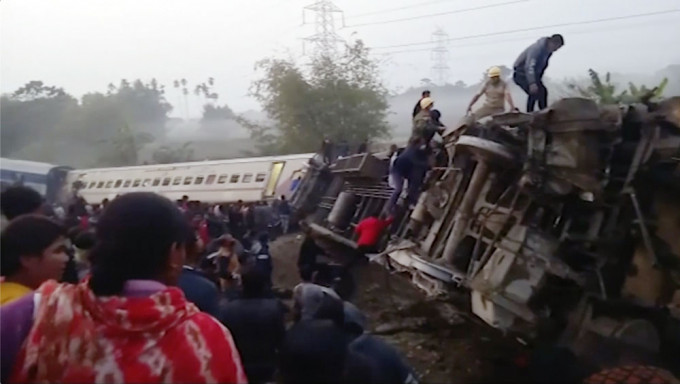印度發生列車出軌事故，已致7死45傷。AP圖片