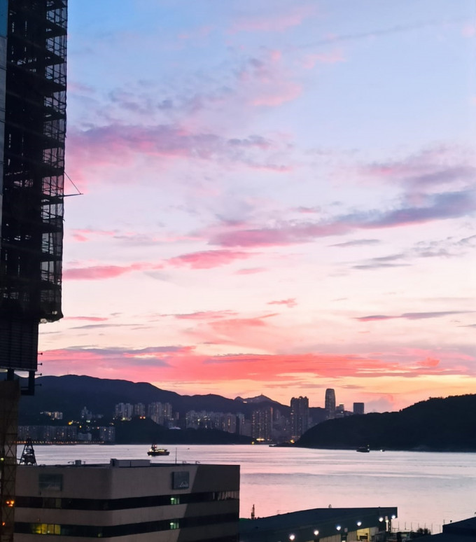 將軍澳望向維港的天空出現一朵朵火燒雲。