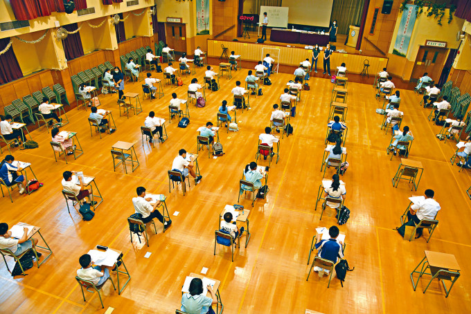 「中一編班試」約六成中學如期舉行，不少學校採DSE試場防疫措施，學生坐位隔距加大。