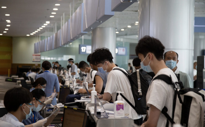 大批留学生经香港机场转机出国。网上图片