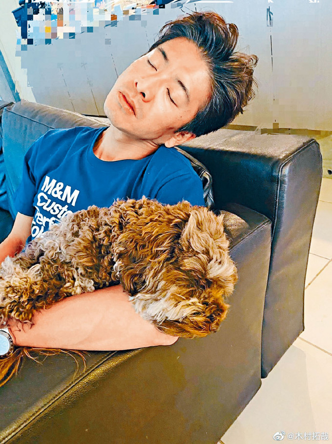 木村拓哉近日高調晒家庭生活，又公開與愛犬睡覺照片。