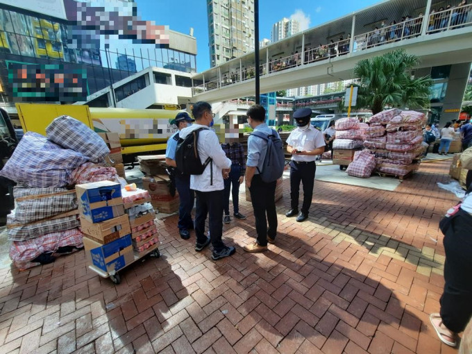 警方及食环署人员在荃湾严打阻街行为。