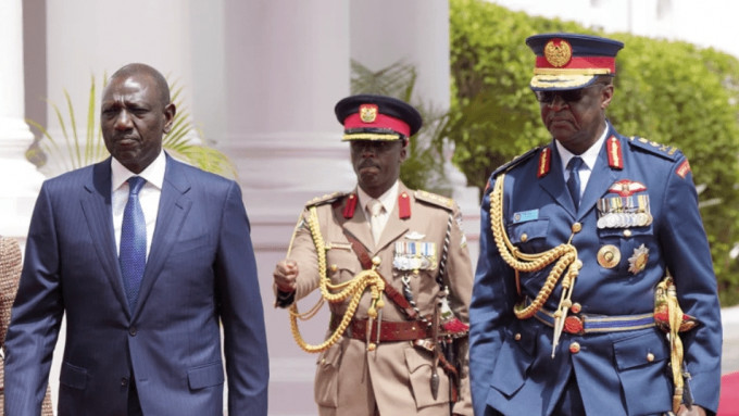 肯亚总统鲁托（左）公布奥古拉（右）的死讯，宣布全国哀悼三日。美联社