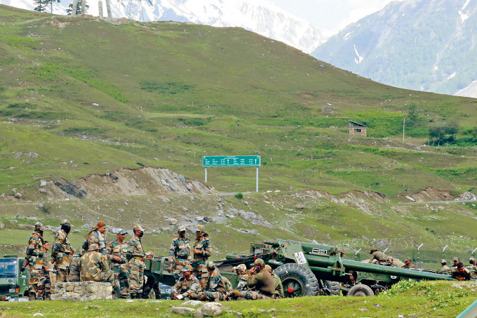 一批印度士兵昨天在中印邊境的拉達克地區集結。