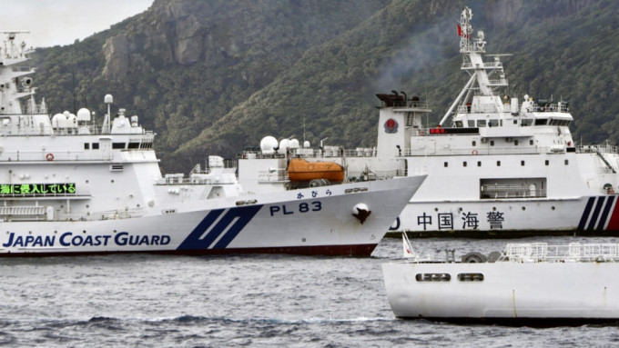 中國海警船於4月27日在釣魚島附近航行，靠近日本海警船。路透社